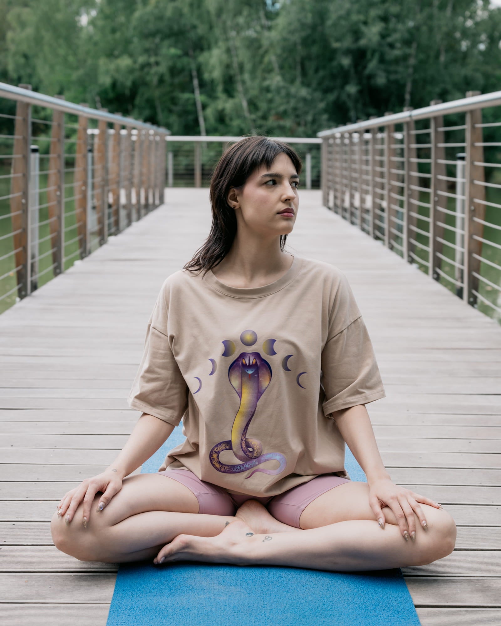 T-shirt Cobra Pose Moon