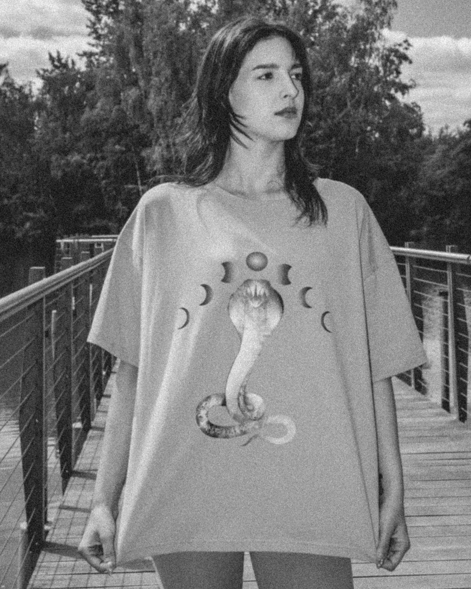 T-shirt Cobra Pose Moon