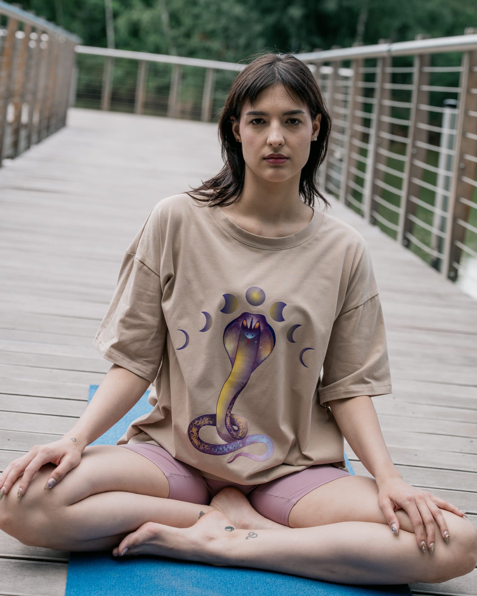 T-shirt Cobra Pose Moon